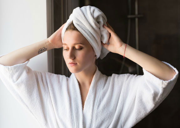 sustainable-woman-in-shower